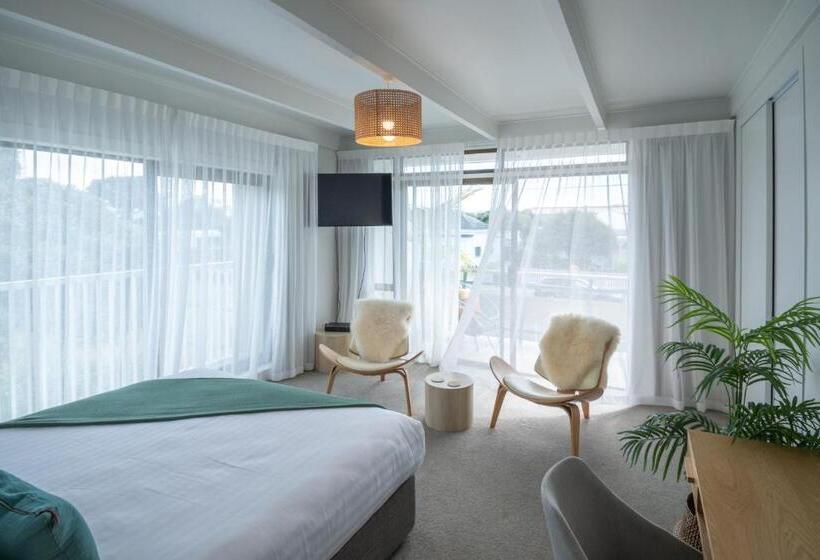 Whispering Sands Beachfront Motel