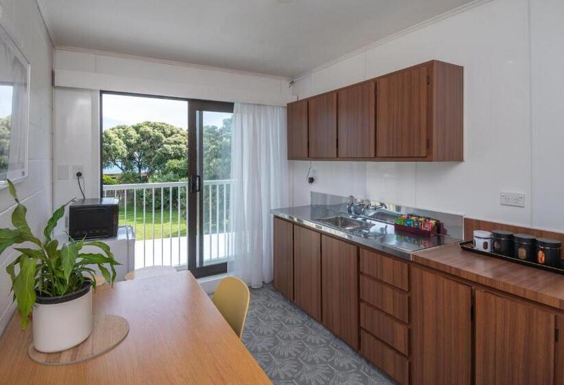 Whispering Sands Beachfront Motel