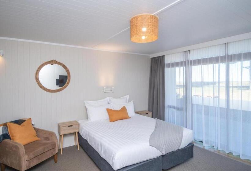 Whispering Sands Beachfront Motel