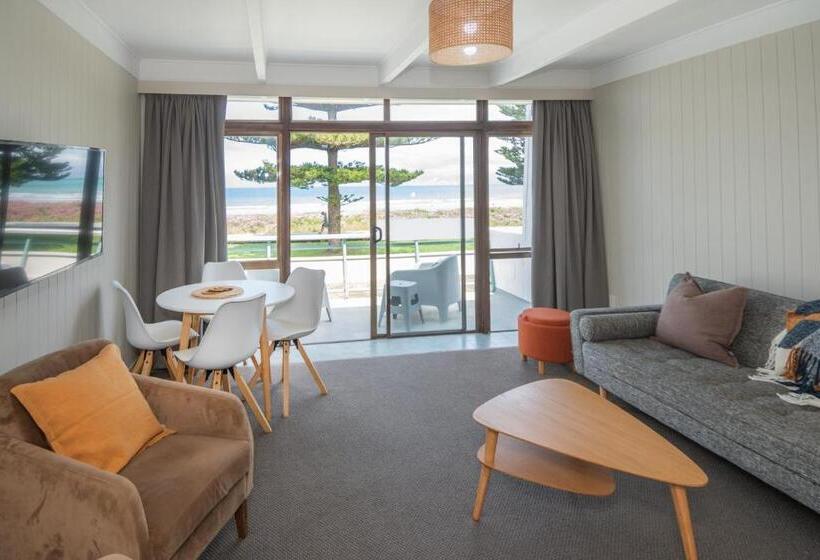 Whispering Sands Beachfront Motel