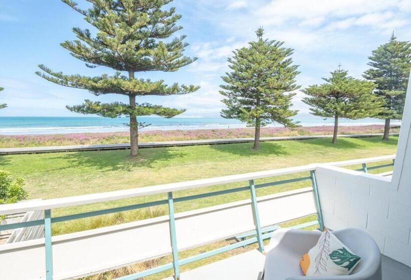 Whispering Sands Beachfront Motel