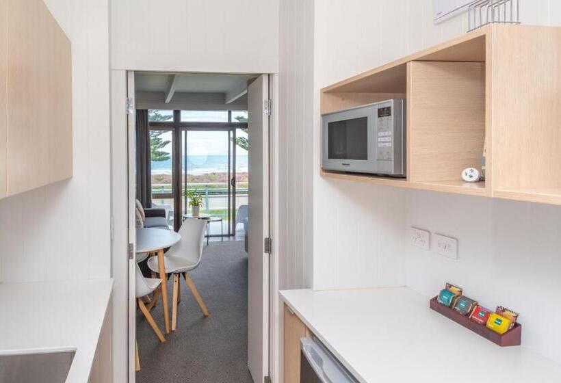 Whispering Sands Beachfront Motel