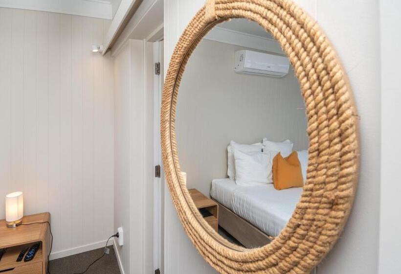 Whispering Sands Beachfront Motel