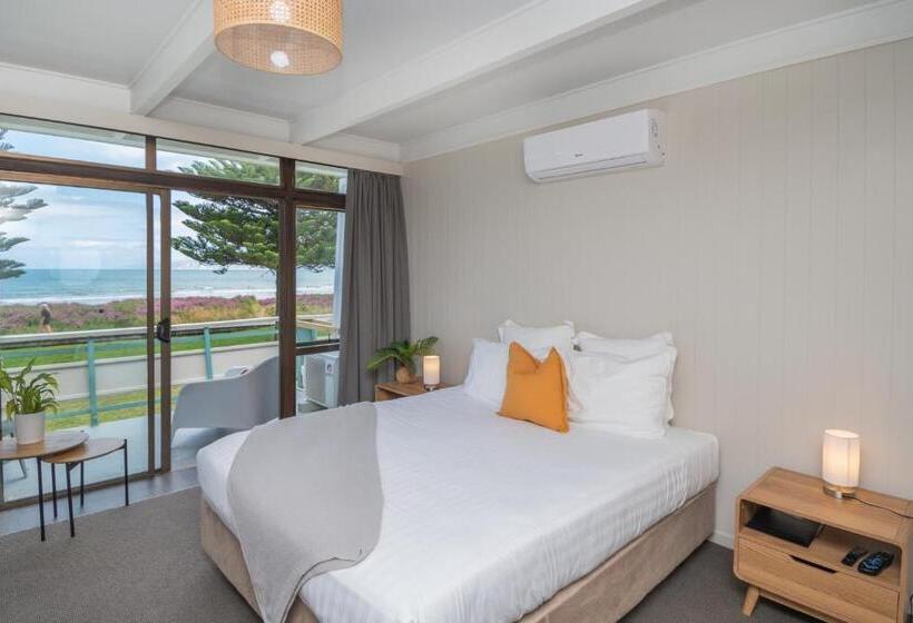 Whispering Sands Beachfront Motel