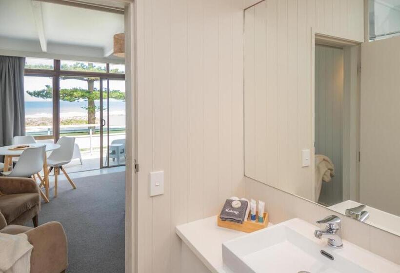 Whispering Sands Beachfront Motel