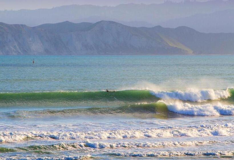 Whispering Sands Beachfront Motel