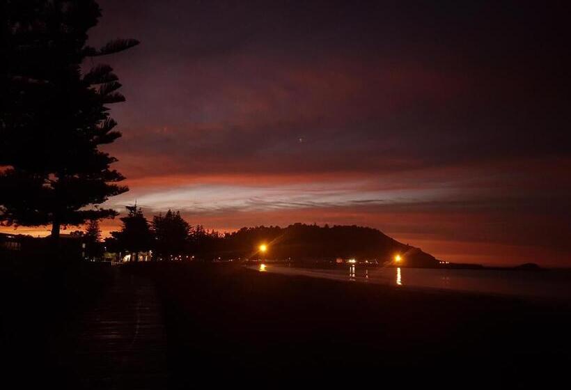 Whispering Sands Beachfront Motel