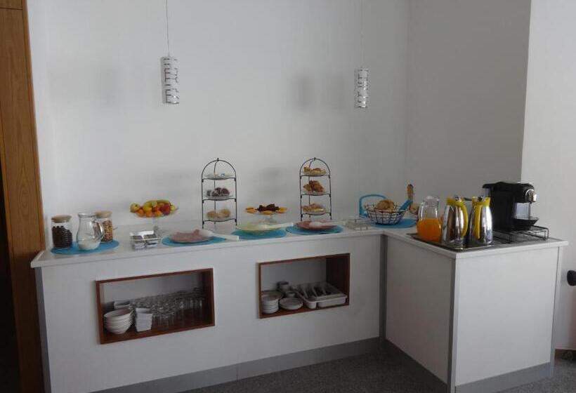 Отель Bonjardim