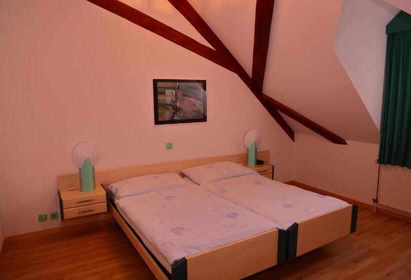 בית מלון כפרי Rotisserie La Tour Rouge