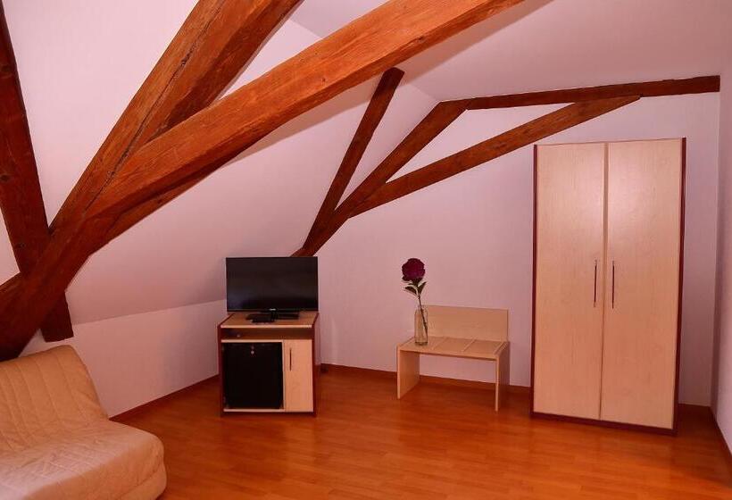 בית מלון כפרי Rotisserie La Tour Rouge