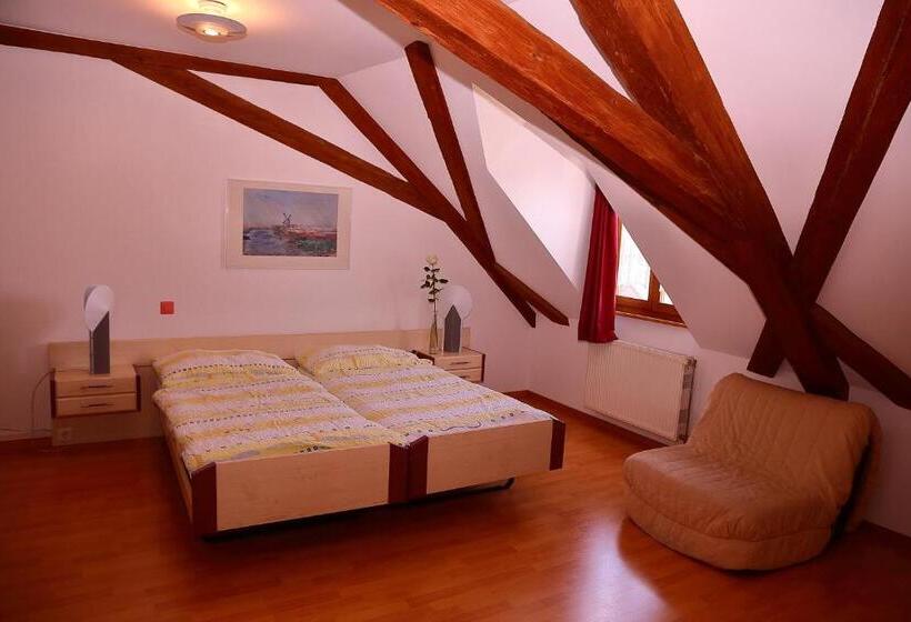 בית מלון כפרי Rotisserie La Tour Rouge