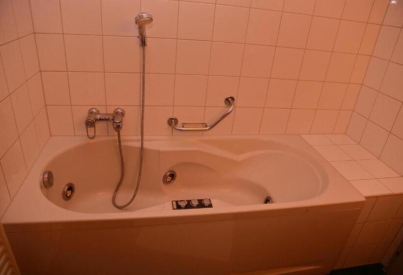 בית מלון כפרי Rotisserie La Tour Rouge