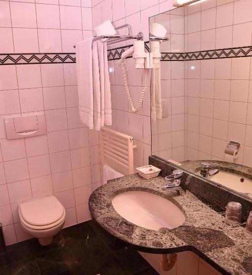 בית מלון כפרי Rotisserie La Tour Rouge