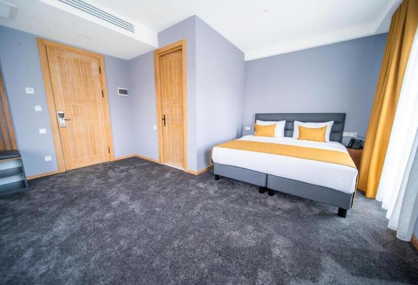 هتل Burki Castle & Cellar