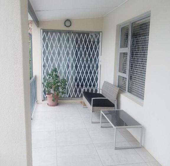 فنادق الكبسولة Morrie S Place Intown   Guest Room With Netflix And A View