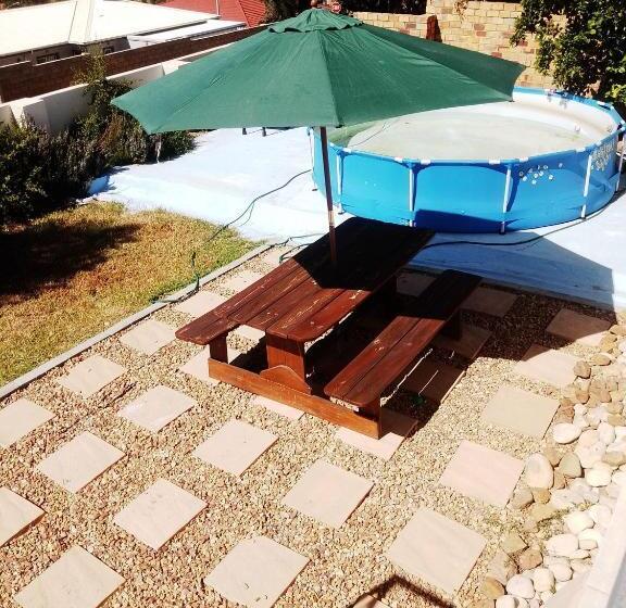 فنادق الكبسولة Morrie S Place Intown   Guest Room With Netflix And A View