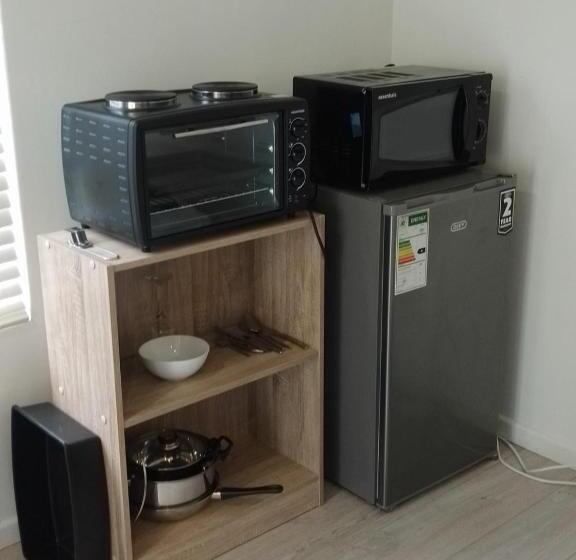 فنادق الكبسولة Morrie S Place Intown   Guest Room With Netflix And A View