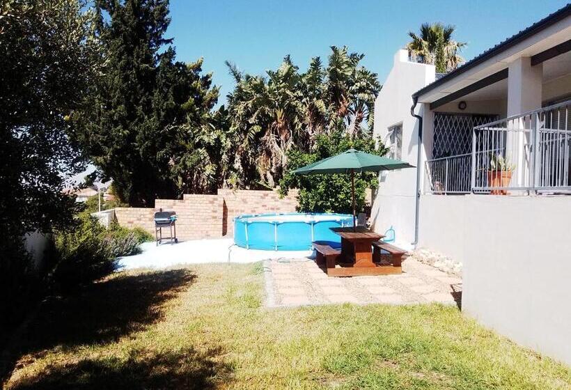 فنادق الكبسولة Morrie S Place Intown   Guest Room With Netflix And A View