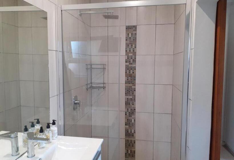 فنادق الكبسولة Morrie S Place Intown   Guest Room With Netflix And A View