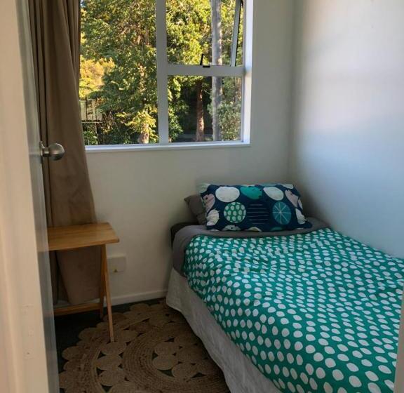 פנסיון The Green Guesthouse   Semi Rural Family Unit Lower Hutt