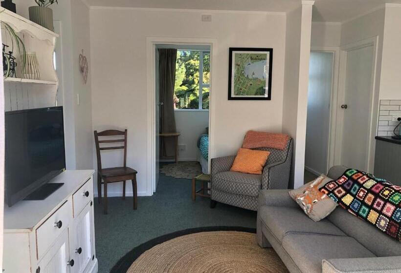 פנסיון The Green Guesthouse   Semi Rural Family Unit Lower Hutt