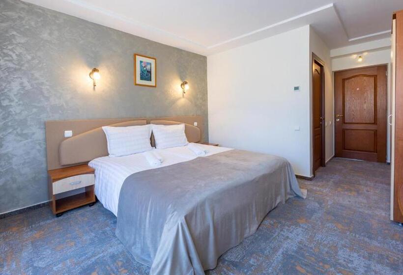 بنسيون Larotonde