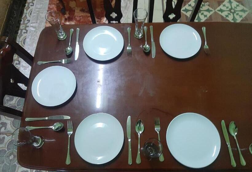 تختخواب و صبحانه King Chemosh