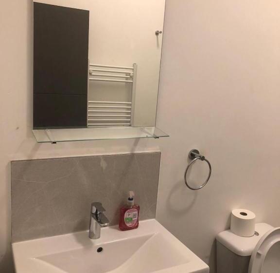 Bed and Breakfast Double Rooms Free Street Parking Near Lfc