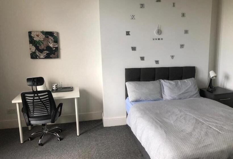 Bed and Breakfast Double Rooms Free Street Parking Near Lfc
