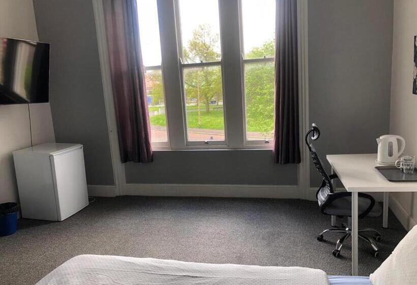 Bed and Breakfast Double Rooms Free Street Parking Near Lfc