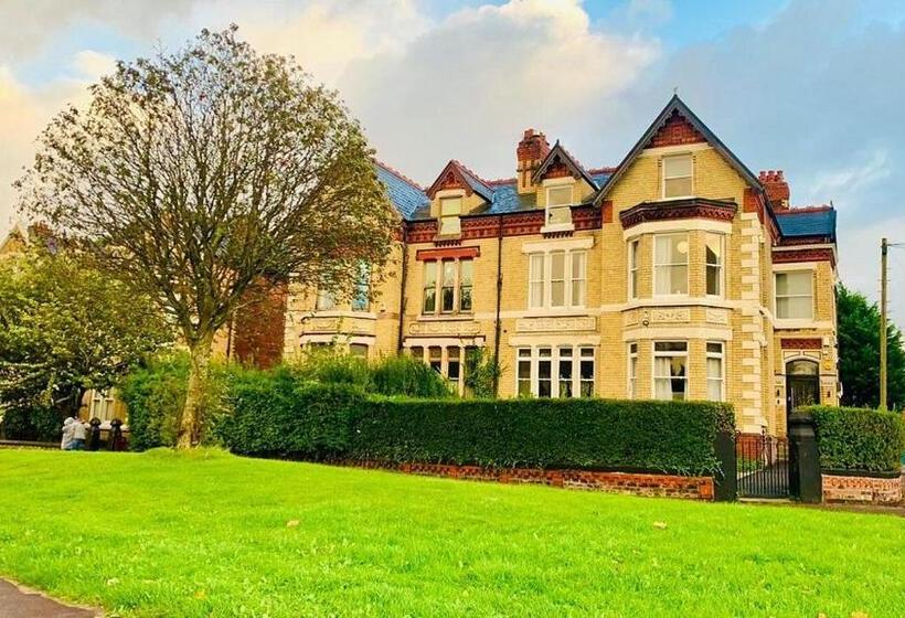 Bed and Breakfast Double Rooms Free Street Parking Near Lfc