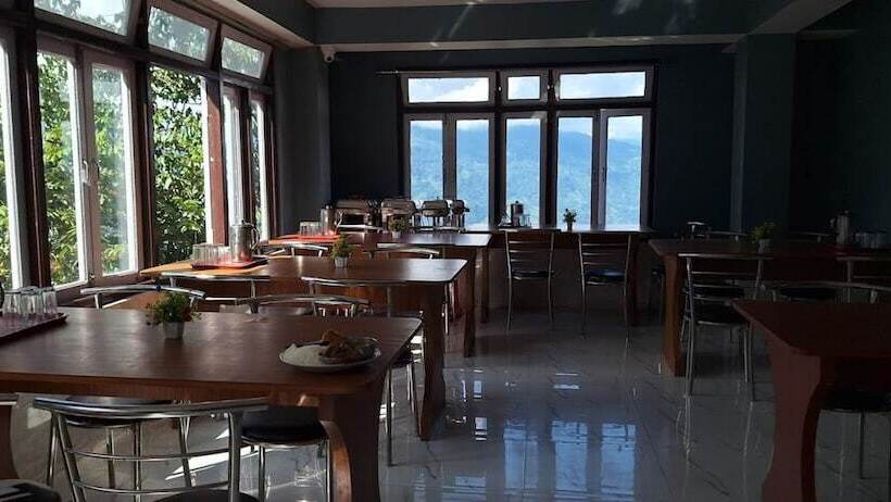 Отель The 4 Season Sikkim Pelling