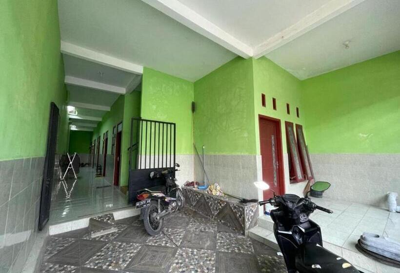 בית מלון כפרי Spot On 93967 Hasna Guest House Syariah