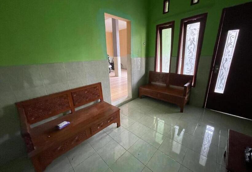 בית מלון כפרי Spot On 93967 Hasna Guest House Syariah