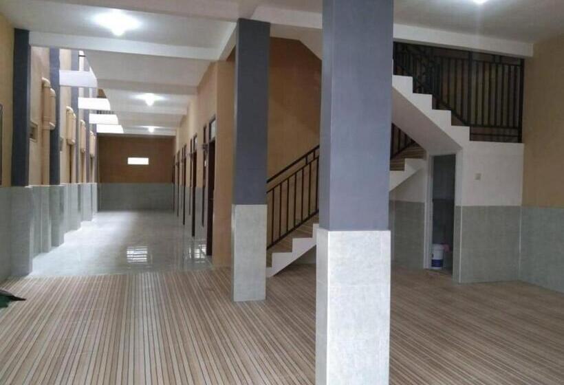 בית מלון כפרי Spot On 93967 Hasna Guest House Syariah