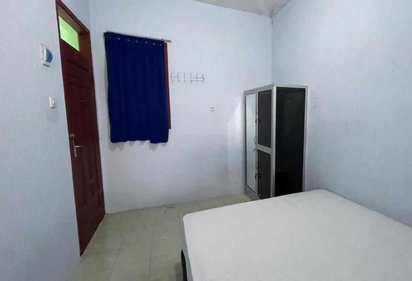 בית מלון כפרי Spot On 93967 Hasna Guest House Syariah