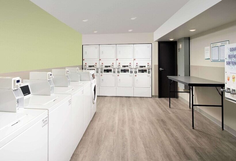 בית מלון כפרי Woodspring Suites Kansas City Airport