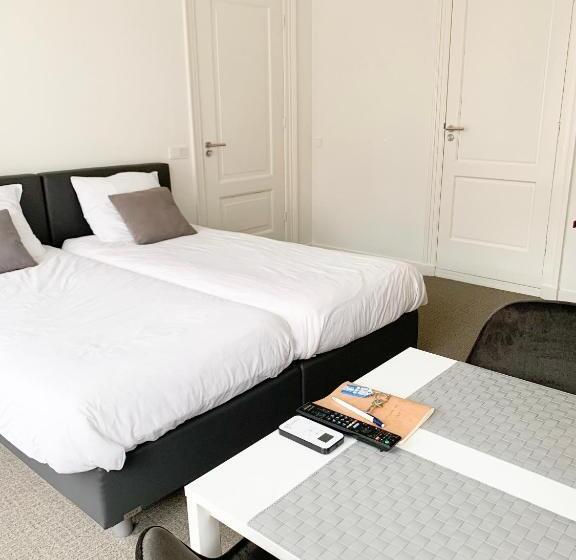 B&b Het Herenhuys Aan De Historische Gracht Van Kollum