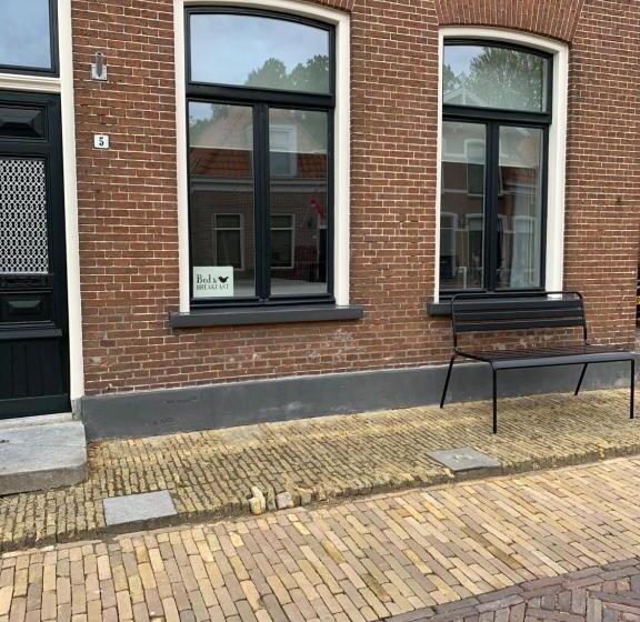 B&b Het Herenhuys Aan De Historische Gracht Van Kollum