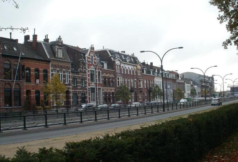 تختخواب و صبحانه Op De Burg