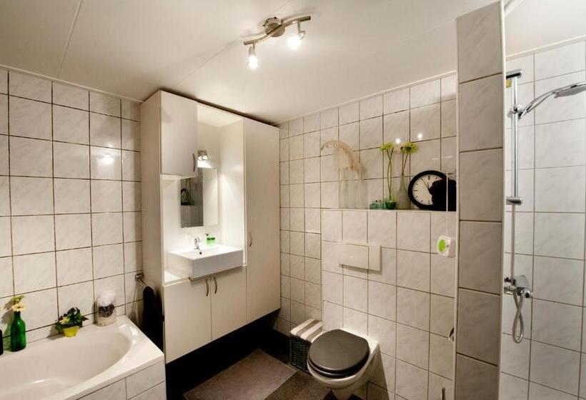 Bed & Breakfast  Op 7