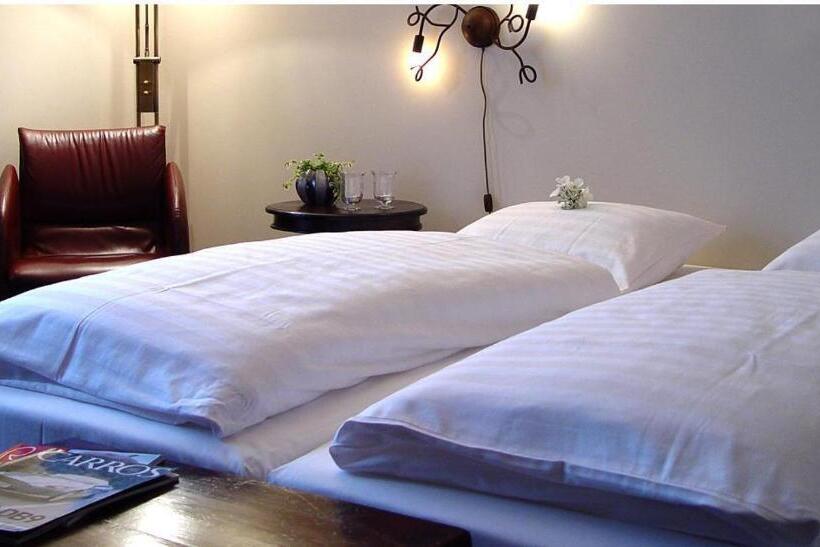 هتل Huys Van Heusden