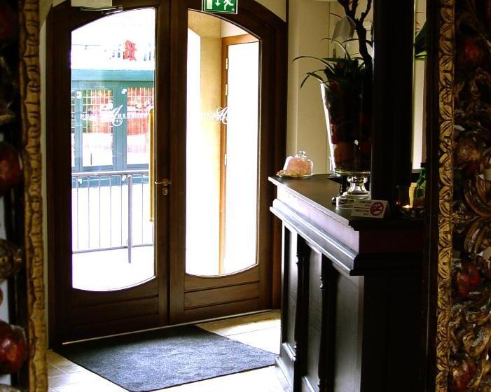 هتل Huys Van Heusden