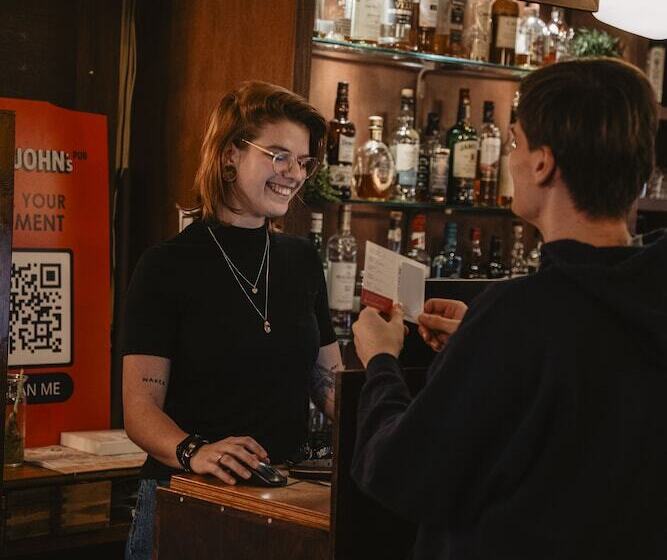 فندق Long John S Pub &