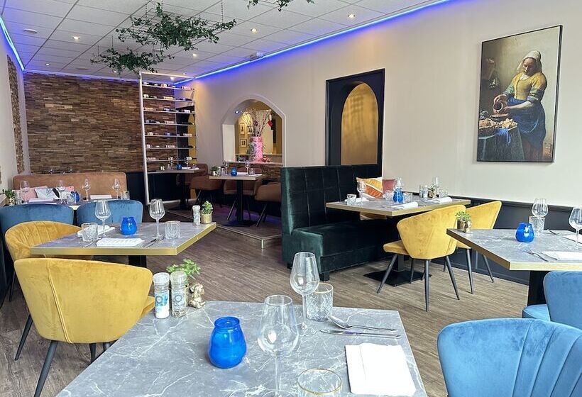 Отель Van Oppen