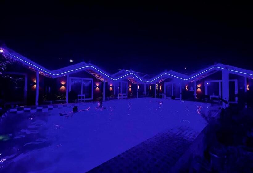 בית מלון כפרי The Winterline Beach Resort, Goa