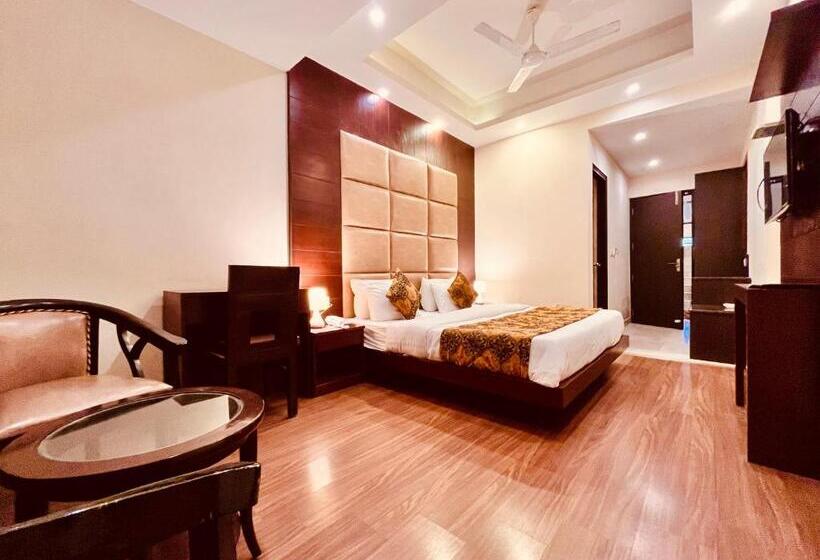 Отель Khamba Lodge