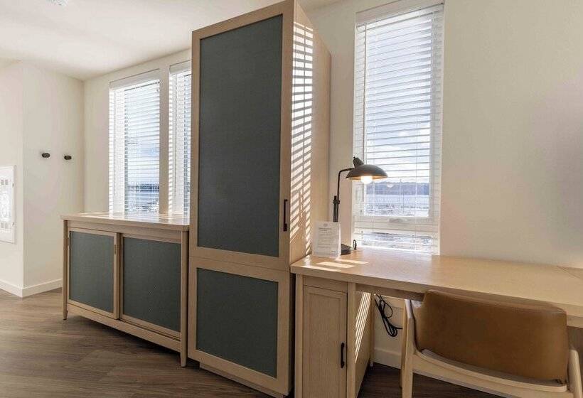 בית מלון כפרי Marina Square Suites