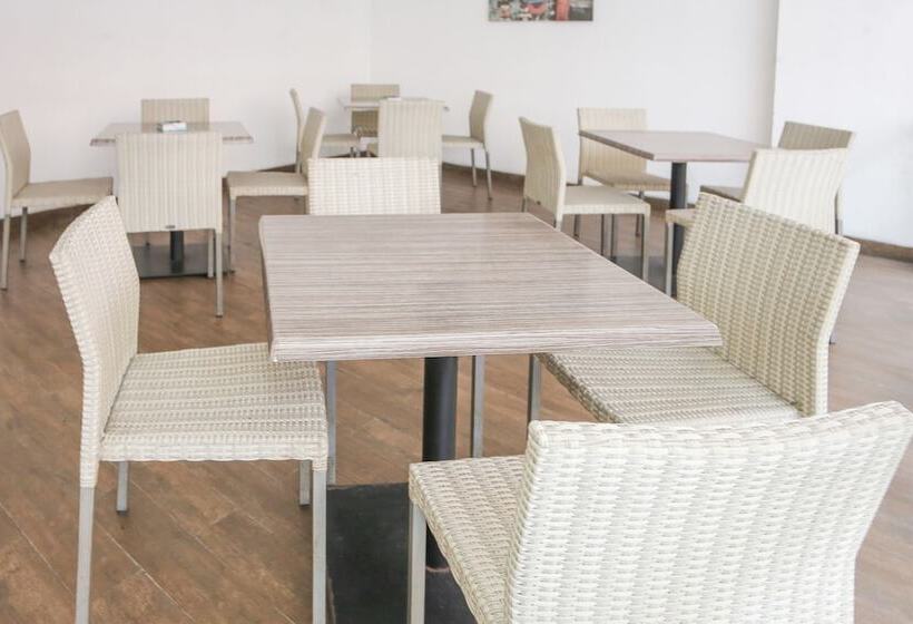 Отель Oyo 93933 King S Room