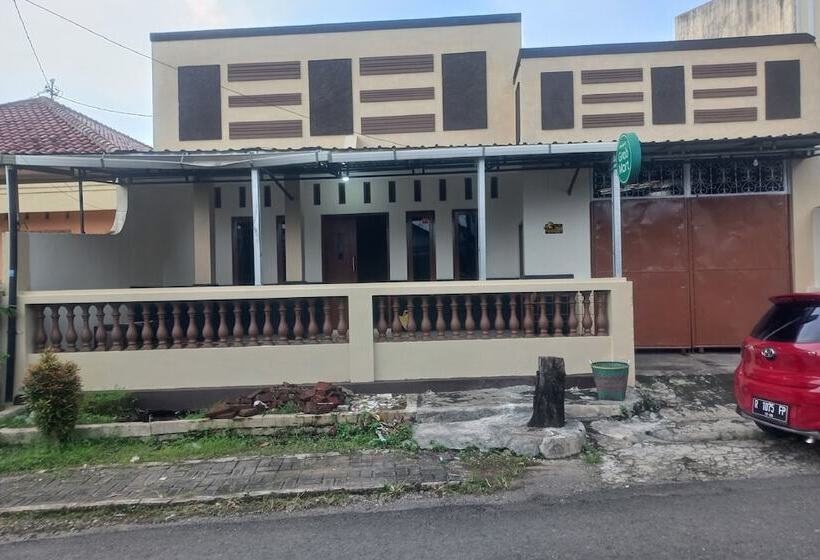 호텔 Spot On 93917 Homestay Adreena Syariah